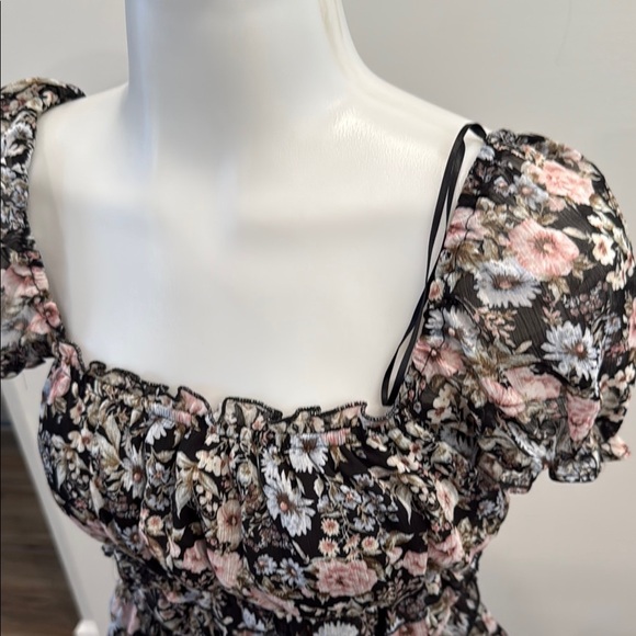 Francesca’s Mi Ami small puff sleeve Floral Black Pink Women's Top - Picture 10 of 13